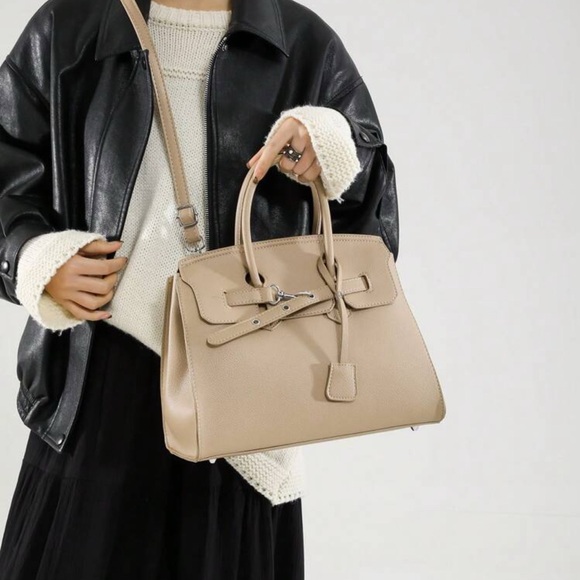 Elegant Designer Style Tan Fashion Handbag - Picture 3 of 6